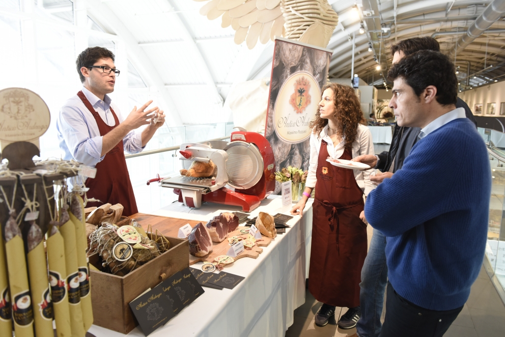 Photogallery






 La sala degustazioni del Roma FOOD&WINE Festival 2014: 200 vini di 59 aziende vinicole













 Da sinistra: Viviana Varese, Cristina Bowerman, Cesare Battisti e Luca Montersino 








 La coda alla vaccinara è caduta nel risotto di Cesare Battisti








Rosemary’s Ceci: Crema di ceci al curry con calamaretti, olio all’estratto di rosmarino e brodo intenso di calamari. Piatto di Viviana Varese








 Agnello & Carciofi di Cristina Bowerman








 Le degustazioni guidate organizzate da Helmuth Koecher













 Da sinistra: Andrea Provenzani, Angelo Sabatelli e Luciano Monosilio








 La mia Sicilia di Andrea Provenzani: Cous cous allo zafferano, ricciola, pesto al finocchietto, limone candito e pistacchi, cipolla al marsala, latte di mandorla








 Angelo Sabatelli: Riso, patate e cozze “secondo il mio punto di vista”








Le Polpette con polenta taragna secondo Luciano Monosilio





