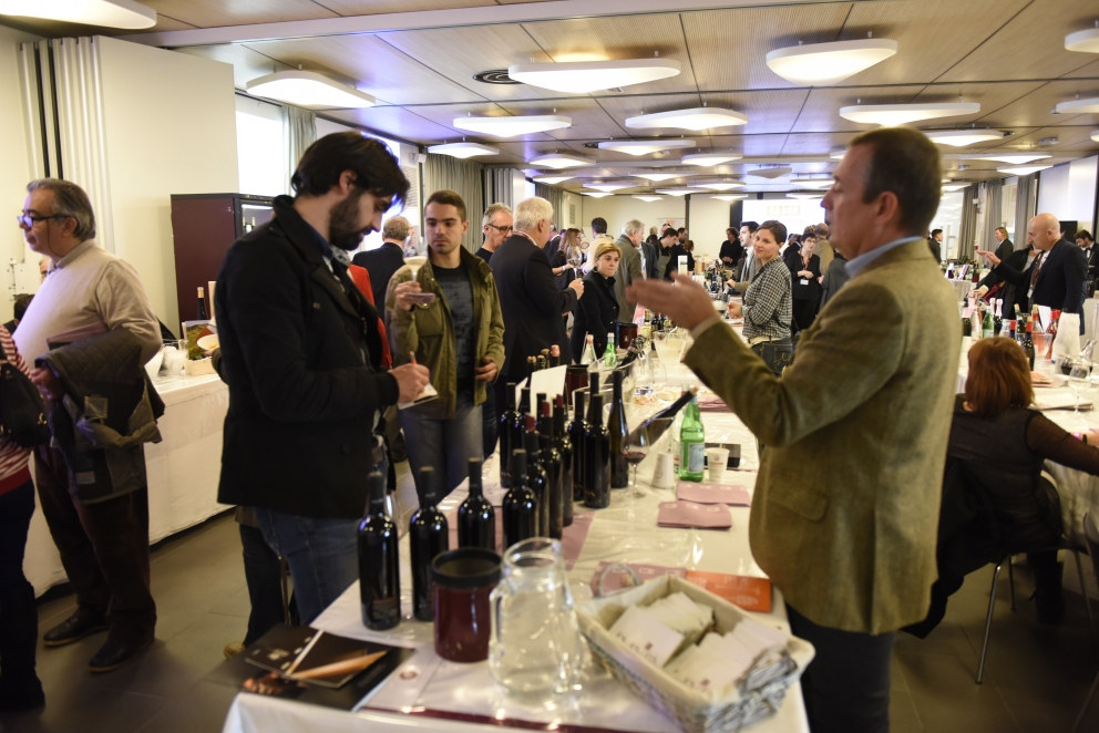 Photogallery






 La sala degustazioni del Roma FOOD&WINE Festival 2014: 200 vini di 59 aziende vinicole













 Da sinistra: Viviana Varese, Cristina Bowerman, Cesare Battisti e Luca Montersino 








 La coda alla vaccinara è caduta nel risotto di Cesare Battisti








Rosemary’s Ceci: Crema di ceci al curry con calamaretti, olio all’estratto di rosmarino e brodo intenso di calamari. Piatto di Viviana Varese








 Agnello & Carciofi di Cristina Bowerman








 Le degustazioni guidate organizzate da Helmuth Koecher













 Da sinistra: Andrea Provenzani, Angelo Sabatelli e Luciano Monosilio








 La mia Sicilia di Andrea Provenzani: Cous cous allo zafferano, ricciola, pesto al finocchietto, limone candito e pistacchi, cipolla al marsala, latte di mandorla








 Angelo Sabatelli: Riso, patate e cozze “secondo il mio punto di vista”








Le Polpette con polenta taragna secondo Luciano Monosilio








 Il trionfo dei salumi dell'Antica Ardenga di Massimo Pezzani








 Il re dei salumi: il Culatello













 La gara eliminatoria del Campionato Mondiale di Pesto genovese al mortaio








 I concorrenti della gara di pesto








 Enrico Panero, chef del ristorante Da Vinci di Eataly Firenze








 Massimo Bottura e il suo magico Compresso Storico








 Il trionfo dei dolci di Luca Montersino, pasticciere di Golosi di Salute ad Alba (Cuneo)








 Il compromesso storico di Massimo Bottura








 Zuppa di Plinio di Daniele Usai: Zuppa di pesce locale con estratto di pino mugo e pinoli








 L'omaggio al pesto di Enrico Panero: Trenette pesto e patate








 Le presentazioni degli chef al Tavolo dei 10 Fortunati








 Gli chef Niko Romito, Agostino Iacobucci e Massimiliano Mascia








 L'Uovo in raviolo "San Domenico" con burro di malga, Grana Padano Riserva e tartufo bianco di Massimiliano Mascia








Il Coniglio in scapece preparato dai cuochi di Spazio a Eataly Roma, il progetto della Niko Romito Formazione








 Il famosissimo Babà di Agostino Iacobucci





