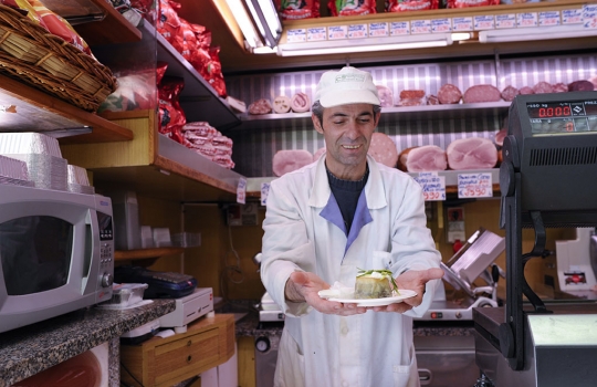 Galleria fotografica






L'assessore comunale Franco D'Alfonso, il curatore di Identità Golose Paolo Marchi, Viviana Varese di Alice e Alfredo Zini di Confcommercio e dei Ristoratori milanesi








Cristina Aromando, Aromando Bistrot, mercato Fusina








Mercato Ferrara: Massimo Masuelli dell’omonima trattoria storica di viale Umbria








Maurizio Di Prima di Nassa Osteria, mercato Rombon








 Mercato Morsenchio, Tronconi e Traversone, Trattoria del Nuovo Macello e Cucina dei Frigoriferi Milanesi








Giuseppe Zen, Mangiari di strada





