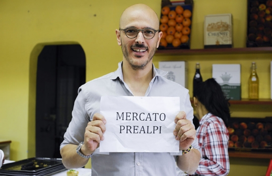 Galleria fotografica






L'assessore comunale Franco D'Alfonso, il curatore di Identità Golose Paolo Marchi, Viviana Varese di Alice e Alfredo Zini di Confcommercio e dei Ristoratori milanesi








Cristina Aromando, Aromando Bistrot, mercato Fusina








Mercato Ferrara: Massimo Masuelli dell’omonima trattoria storica di viale Umbria








Maurizio Di Prima di Nassa Osteria, mercato Rombon








 Mercato Morsenchio, Tronconi e Traversone, Trattoria del Nuovo Macello e Cucina dei Frigoriferi Milanesi








Giuseppe Zen, Mangiari di strada










