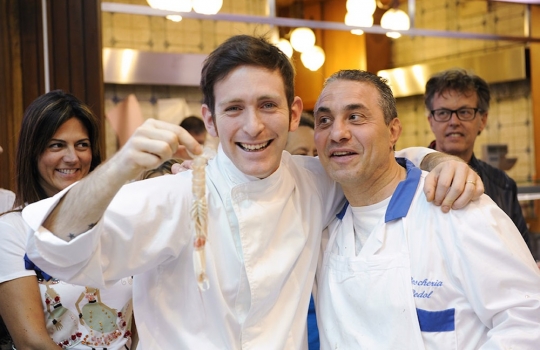 Galleria fotografica






L'assessore comunale Franco D'Alfonso, il curatore di Identità Golose Paolo Marchi, Viviana Varese di Alice e Alfredo Zini di Confcommercio e dei Ristoratori milanesi








Cristina Aromando, Aromando Bistrot, mercato Fusina








Mercato Ferrara: Massimo Masuelli dell’omonima trattoria storica di viale Umbria








Maurizio Di Prima di Nassa Osteria, mercato Rombon








 Mercato Morsenchio, Tronconi e Traversone, Trattoria del Nuovo Macello e Cucina dei Frigoriferi Milanesi








Giuseppe Zen, Mangiari di strada


















La Lanzarda di Maurizio Di Prima, chef di Nassa Osteria, sabato al mercato Rombon





