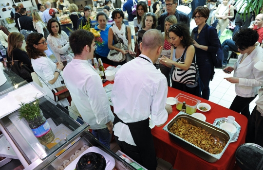 Galleria fotografica






L'assessore comunale Franco D'Alfonso, il curatore di Identità Golose Paolo Marchi, Viviana Varese di Alice e Alfredo Zini di Confcommercio e dei Ristoratori milanesi








Cristina Aromando, Aromando Bistrot, mercato Fusina








Mercato Ferrara: Massimo Masuelli dell’omonima trattoria storica di viale Umbria








Maurizio Di Prima di Nassa Osteria, mercato Rombon








 Mercato Morsenchio, Tronconi e Traversone, Trattoria del Nuovo Macello e Cucina dei Frigoriferi Milanesi








Giuseppe Zen, Mangiari di strada


















La Lanzarda di Maurizio Di Prima, chef di Nassa Osteria, sabato al mercato Rombon








Riccardo Orfino di Ladybu con Pedol, storico pescivendolo di Wagner










