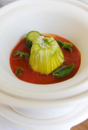 Galleria fotografica






L'assessore comunale Franco D'Alfonso, il curatore di Identità Golose Paolo Marchi, Viviana Varese di Alice e Alfredo Zini di Confcommercio e dei Ristoratori milanesi








Viviana Varese, ristorante Alice, al mercato Zara








Cristina Aromando, Aromando Bistrot, mercato Fusina








Mercato Ferrara: Massimo Masuelli dell’omonima trattoria storica di viale Umbria








Maurizio Di Prima di Nassa Osteria, mercato Rombon








 Mercato Morsenchio, Tronconi e Traversone, Trattoria del Nuovo Macello e Cucina dei Frigoriferi Milanesi








Giuseppe Zen, Mangiari di strada


















La Lanzarda di Maurizio Di Prima, chef di Nassa Osteria, sabato al mercato Rombon








Riccardo Orfino di Ladybu con Pedol, storico pescivendolo di Wagner















