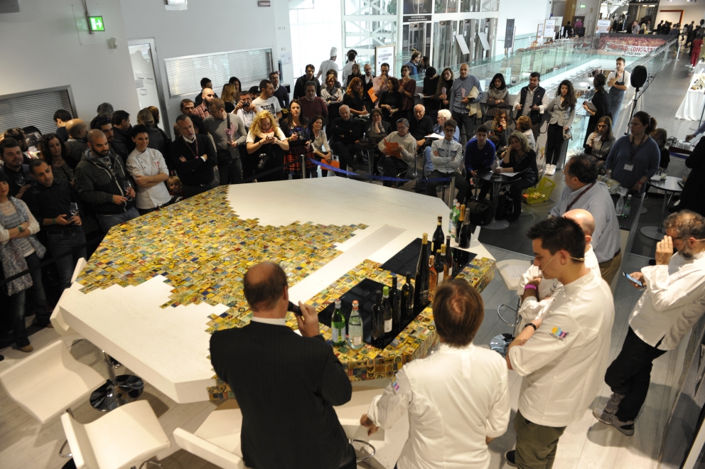 Photogallery






 La sala degustazioni del Roma FOOD&WINE Festival 2014: 200 vini di 59 aziende vinicole













 Da sinistra: Viviana Varese, Cristina Bowerman, Cesare Battisti e Luca Montersino 








 La coda alla vaccinara è caduta nel risotto di Cesare Battisti








Rosemary’s Ceci: Crema di ceci al curry con calamaretti, olio all’estratto di rosmarino e brodo intenso di calamari. Piatto di Viviana Varese








 Agnello & Carciofi di Cristina Bowerman








 Le degustazioni guidate organizzate da Helmuth Koecher













 Da sinistra: Andrea Provenzani, Angelo Sabatelli e Luciano Monosilio








 La mia Sicilia di Andrea Provenzani: Cous cous allo zafferano, ricciola, pesto al finocchietto, limone candito e pistacchi, cipolla al marsala, latte di mandorla








 Angelo Sabatelli: Riso, patate e cozze “secondo il mio punto di vista”








Le Polpette con polenta taragna secondo Luciano Monosilio








 Il trionfo dei salumi dell'Antica Ardenga di Massimo Pezzani








 Il re dei salumi: il Culatello













 La gara eliminatoria del Campionato Mondiale di Pesto genovese al mortaio








 I concorrenti della gara di pesto








 Enrico Panero, chef del ristorante Da Vinci di Eataly Firenze








 Massimo Bottura e il suo magico Compresso Storico








 Il trionfo dei dolci di Luca Montersino, pasticciere di Golosi di Salute ad Alba (Cuneo)








 Il compromesso storico di Massimo Bottura








 Zuppa di Plinio di Daniele Usai: Zuppa di pesce locale con estratto di pino mugo e pinoli








 L'omaggio al pesto di Enrico Panero: Trenette pesto e patate





