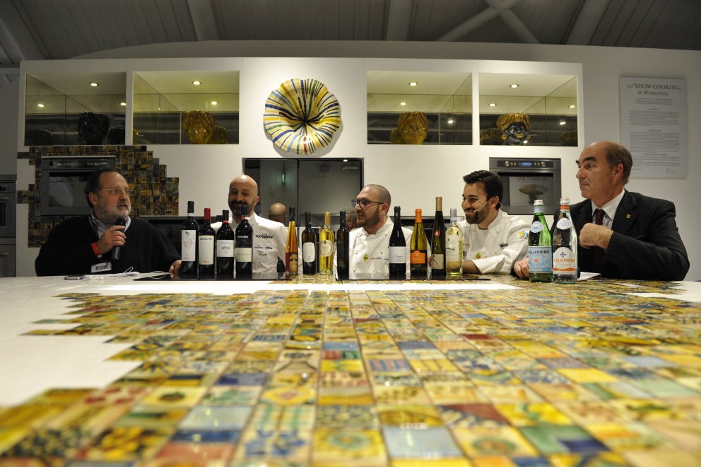 Photogallery






 La sala degustazioni del Roma FOOD&WINE Festival 2014: 200 vini di 59 aziende vinicole













 Da sinistra: Viviana Varese, Cristina Bowerman, Cesare Battisti e Luca Montersino 








 La coda alla vaccinara è caduta nel risotto di Cesare Battisti








Rosemary’s Ceci: Crema di ceci al curry con calamaretti, olio all’estratto di rosmarino e brodo intenso di calamari. Piatto di Viviana Varese








 Agnello & Carciofi di Cristina Bowerman








 Le degustazioni guidate organizzate da Helmuth Koecher













 Da sinistra: Andrea Provenzani, Angelo Sabatelli e Luciano Monosilio








 La mia Sicilia di Andrea Provenzani: Cous cous allo zafferano, ricciola, pesto al finocchietto, limone candito e pistacchi, cipolla al marsala, latte di mandorla








 Angelo Sabatelli: Riso, patate e cozze “secondo il mio punto di vista”








Le Polpette con polenta taragna secondo Luciano Monosilio








 Il trionfo dei salumi dell'Antica Ardenga di Massimo Pezzani








 Il re dei salumi: il Culatello













 La gara eliminatoria del Campionato Mondiale di Pesto genovese al mortaio








 I concorrenti della gara di pesto








 Enrico Panero, chef del ristorante Da Vinci di Eataly Firenze








 Massimo Bottura e il suo magico Compresso Storico








 Il trionfo dei dolci di Luca Montersino, pasticciere di Golosi di Salute ad Alba (Cuneo)








 Il compromesso storico di Massimo Bottura








 Zuppa di Plinio di Daniele Usai: Zuppa di pesce locale con estratto di pino mugo e pinoli








 L'omaggio al pesto di Enrico Panero: Trenette pesto e patate








 Le presentazioni degli chef al Tavolo dei 10 Fortunati





