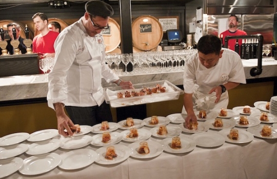 Galleria fotografica






Birreria è all'ultimo piano del palazzo che ospita Eataly, sotto le stelle di Manhattan








I cuochi della cena di Identità New York day 1: da sinistra, Gina De Palma, Mark Ladner, Massimo Bottura, Carlo Cracco, Mario Batali, Davide Scabin








I main sponsors di Identità New York danno il benvenuto agli ospiti della cena in Birreria: Grana Padano, Acqua Panna e S.Pellegrino, Lavazza, Mirafiore Fontanafredda e Monograno Felicetti








165 i coperti complessivi. La cena inizia con un aperitivo a base di Grana Padano Riserva oltre 24 mesi, Bruschetta con olio extravergine d’oliva Ceraudo e nei calici vino MO Mionetto Prosecco di Valdobbiadene Superiore Docg





