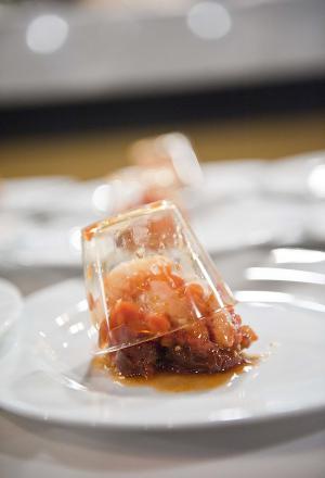 Galleria fotografica






Birreria è all'ultimo piano del palazzo che ospita Eataly, sotto le stelle di Manhattan








I cuochi della cena di Identità New York day 1: da sinistra, Gina De Palma, Mark Ladner, Massimo Bottura, Carlo Cracco, Mario Batali, Davide Scabin








I main sponsors di Identità New York danno il benvenuto agli ospiti della cena in Birreria: Grana Padano, Acqua Panna e S.Pellegrino, Lavazza, Mirafiore Fontanafredda e Monograno Felicetti








165 i coperti complessivi. La cena inizia con un aperitivo a base di Grana Padano Riserva oltre 24 mesi, Bruschetta con olio extravergine d’oliva Ceraudo e nei calici vino MO Mionetto Prosecco di Valdobbiadene Superiore Docg








Mark Ladner e Alex Pilas, head chef di Eataly








Duo Masterchefs: Carlo Cracco e Joe Bastianich





