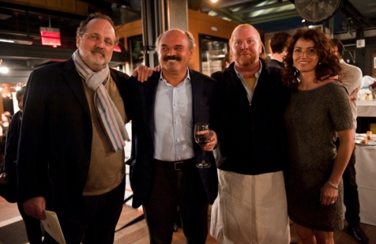 Galleria fotografica






Birreria è all'ultimo piano del palazzo che ospita Eataly, sotto le stelle di Manhattan








I cuochi della cena di Identità New York day 1: da sinistra, Gina De Palma, Mark Ladner, Massimo Bottura, Carlo Cracco, Mario Batali, Davide Scabin








I main sponsors di Identità New York danno il benvenuto agli ospiti della cena in Birreria: Grana Padano, Acqua Panna e S.Pellegrino, Lavazza, Mirafiore Fontanafredda e Monograno Felicetti








165 i coperti complessivi. La cena inizia con un aperitivo a base di Grana Padano Riserva oltre 24 mesi, Bruschetta con olio extravergine d’oliva Ceraudo e nei calici vino MO Mionetto Prosecco di Valdobbiadene Superiore Docg








Mark Ladner e Alex Pilas, head chef di Eataly








Duo Masterchefs: Carlo Cracco e Joe Bastianich








L'impiatto dell'Aragosta fredda con purè di pomodori, ravanelli serpente e zabaione di grano d’autunno di Batali





