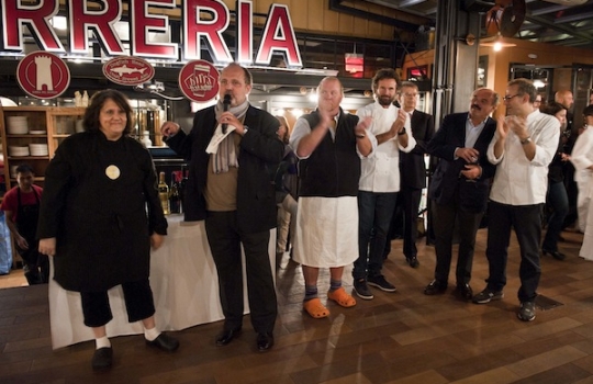 Galleria fotografica






Birreria è all'ultimo piano del palazzo che ospita Eataly, sotto le stelle di Manhattan








I cuochi della cena di Identità New York day 1: da sinistra, Gina De Palma, Mark Ladner, Massimo Bottura, Carlo Cracco, Mario Batali, Davide Scabin








I main sponsors di Identità New York danno il benvenuto agli ospiti della cena in Birreria: Grana Padano, Acqua Panna e S.Pellegrino, Lavazza, Mirafiore Fontanafredda e Monograno Felicetti








165 i coperti complessivi. La cena inizia con un aperitivo a base di Grana Padano Riserva oltre 24 mesi, Bruschetta con olio extravergine d’oliva Ceraudo e nei calici vino MO Mionetto Prosecco di Valdobbiadene Superiore Docg








Mark Ladner e Alex Pilas, head chef di Eataly








Duo Masterchefs: Carlo Cracco e Joe Bastianich








L'impiatto dell'Aragosta fredda con purè di pomodori, ravanelli serpente e zabaione di grano d’autunno di Batali








Da sinistra: Paolo Marchi, Mario Batali, il patron di Eataly Oscar Farinetti e Elisabetta Serraiotto, responsabile marketing e comunicazione di Grana Padano








In primo piano, Oscar Farinetti e l'assessore Franco D'Alfonso








Antipasto: Aragosta fredda con purè di pomodori, ravanelli serpente e zabaione di grano d’autunno di Batali








Matteo Monti, Davide Scabin e Alex Piras








Minestrone disidratato con spaghettone Felicetti di Davide Scabin








Carlo Cracco








Claudio Ceroni di Magenta Bureau e Massimo Bottura








Baccalà in salsa alla Vicentina di Carlo Cracco








Massimo Bottura








Spin Painted Veal, not grilled - filetto cotto nel carbone e olio affumicato di Massimo Bottura













Ancora Massimo Bottura a spiegare il piatto tra i tavoli





