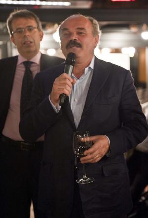 Galleria fotografica






Birreria è all'ultimo piano del palazzo che ospita Eataly, sotto le stelle di Manhattan








I cuochi della cena di Identità New York day 1: da sinistra, Gina De Palma, Mark Ladner, Massimo Bottura, Carlo Cracco, Mario Batali, Davide Scabin








I main sponsors di Identità New York danno il benvenuto agli ospiti della cena in Birreria: Grana Padano, Acqua Panna e S.Pellegrino, Lavazza, Mirafiore Fontanafredda e Monograno Felicetti








165 i coperti complessivi. La cena inizia con un aperitivo a base di Grana Padano Riserva oltre 24 mesi, Bruschetta con olio extravergine d’oliva Ceraudo e nei calici vino MO Mionetto Prosecco di Valdobbiadene Superiore Docg








Mark Ladner e Alex Pilas, head chef di Eataly








Duo Masterchefs: Carlo Cracco e Joe Bastianich








L'impiatto dell'Aragosta fredda con purè di pomodori, ravanelli serpente e zabaione di grano d’autunno di Batali








Da sinistra: Paolo Marchi, Mario Batali, il patron di Eataly Oscar Farinetti e Elisabetta Serraiotto, responsabile marketing e comunicazione di Grana Padano





