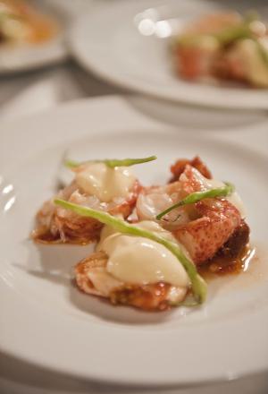 Galleria fotografica






Birreria è all'ultimo piano del palazzo che ospita Eataly, sotto le stelle di Manhattan








I cuochi della cena di Identità New York day 1: da sinistra, Gina De Palma, Mark Ladner, Massimo Bottura, Carlo Cracco, Mario Batali, Davide Scabin








I main sponsors di Identità New York danno il benvenuto agli ospiti della cena in Birreria: Grana Padano, Acqua Panna e S.Pellegrino, Lavazza, Mirafiore Fontanafredda e Monograno Felicetti








165 i coperti complessivi. La cena inizia con un aperitivo a base di Grana Padano Riserva oltre 24 mesi, Bruschetta con olio extravergine d’oliva Ceraudo e nei calici vino MO Mionetto Prosecco di Valdobbiadene Superiore Docg








Mark Ladner e Alex Pilas, head chef di Eataly








Duo Masterchefs: Carlo Cracco e Joe Bastianich








L'impiatto dell'Aragosta fredda con purè di pomodori, ravanelli serpente e zabaione di grano d’autunno di Batali








Da sinistra: Paolo Marchi, Mario Batali, il patron di Eataly Oscar Farinetti e Elisabetta Serraiotto, responsabile marketing e comunicazione di Grana Padano








In primo piano, Oscar Farinetti e l'assessore Franco D'Alfonso





