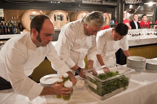 Galleria fotografica






Birreria è all'ultimo piano del palazzo che ospita Eataly, sotto le stelle di Manhattan








I cuochi della cena di Identità New York day 1: da sinistra, Gina De Palma, Mark Ladner, Massimo Bottura, Carlo Cracco, Mario Batali, Davide Scabin








I main sponsors di Identità New York danno il benvenuto agli ospiti della cena in Birreria: Grana Padano, Acqua Panna e S.Pellegrino, Lavazza, Mirafiore Fontanafredda e Monograno Felicetti








165 i coperti complessivi. La cena inizia con un aperitivo a base di Grana Padano Riserva oltre 24 mesi, Bruschetta con olio extravergine d’oliva Ceraudo e nei calici vino MO Mionetto Prosecco di Valdobbiadene Superiore Docg








Mark Ladner e Alex Pilas, head chef di Eataly








Duo Masterchefs: Carlo Cracco e Joe Bastianich








L'impiatto dell'Aragosta fredda con purè di pomodori, ravanelli serpente e zabaione di grano d’autunno di Batali








Da sinistra: Paolo Marchi, Mario Batali, il patron di Eataly Oscar Farinetti e Elisabetta Serraiotto, responsabile marketing e comunicazione di Grana Padano








In primo piano, Oscar Farinetti e l'assessore Franco D'Alfonso








Antipasto: Aragosta fredda con purè di pomodori, ravanelli serpente e zabaione di grano d’autunno di Batali





