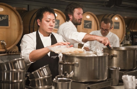 Galleria fotografica






Birreria è all'ultimo piano del palazzo che ospita Eataly, sotto le stelle di Manhattan








I cuochi della cena di Identità New York day 1: da sinistra, Gina De Palma, Mark Ladner, Massimo Bottura, Carlo Cracco, Mario Batali, Davide Scabin








I main sponsors di Identità New York danno il benvenuto agli ospiti della cena in Birreria: Grana Padano, Acqua Panna e S.Pellegrino, Lavazza, Mirafiore Fontanafredda e Monograno Felicetti








165 i coperti complessivi. La cena inizia con un aperitivo a base di Grana Padano Riserva oltre 24 mesi, Bruschetta con olio extravergine d’oliva Ceraudo e nei calici vino MO Mionetto Prosecco di Valdobbiadene Superiore Docg








Mark Ladner e Alex Pilas, head chef di Eataly








Duo Masterchefs: Carlo Cracco e Joe Bastianich








L'impiatto dell'Aragosta fredda con purè di pomodori, ravanelli serpente e zabaione di grano d’autunno di Batali








Da sinistra: Paolo Marchi, Mario Batali, il patron di Eataly Oscar Farinetti e Elisabetta Serraiotto, responsabile marketing e comunicazione di Grana Padano








In primo piano, Oscar Farinetti e l'assessore Franco D'Alfonso








Antipasto: Aragosta fredda con purè di pomodori, ravanelli serpente e zabaione di grano d’autunno di Batali








Matteo Monti, Davide Scabin e Alex Piras








Minestrone disidratato con spaghettone Felicetti di Davide Scabin








Carlo Cracco








Claudio Ceroni di Magenta Bureau e Massimo Bottura








Baccalà in salsa alla Vicentina di Carlo Cracco








Massimo Bottura








Spin Painted Veal, not grilled - filetto cotto nel carbone e olio affumicato di Massimo Bottura













Ancora Massimo Bottura a spiegare il piatto tra i tavoli








Alle spalle di tutti, si intravede l'assessore al Commercio e Attività produttive del Comune di Milano Franco D'Alfonso








Mark Ladner








Mario Batali








Elisabetta Serraiotto di Grana Padano (a sinistra) e Marilisa Allegrini dell'azienda Allegrini








Giancarlo Perbellini e Joe Bastianich








Cracco e Bottura








Gina DePalma, autrice del dolce








Torta di mascarpone d’acero con mele, mele cotogne, fichi di DePalma













Mark Ladner






