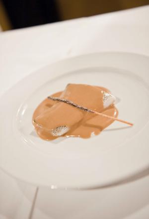 Galleria fotografica






Birreria è all'ultimo piano del palazzo che ospita Eataly, sotto le stelle di Manhattan








I cuochi della cena di Identità New York day 1: da sinistra, Gina De Palma, Mark Ladner, Massimo Bottura, Carlo Cracco, Mario Batali, Davide Scabin








I main sponsors di Identità New York danno il benvenuto agli ospiti della cena in Birreria: Grana Padano, Acqua Panna e S.Pellegrino, Lavazza, Mirafiore Fontanafredda e Monograno Felicetti








165 i coperti complessivi. La cena inizia con un aperitivo a base di Grana Padano Riserva oltre 24 mesi, Bruschetta con olio extravergine d’oliva Ceraudo e nei calici vino MO Mionetto Prosecco di Valdobbiadene Superiore Docg








Mark Ladner e Alex Pilas, head chef di Eataly








Duo Masterchefs: Carlo Cracco e Joe Bastianich








L'impiatto dell'Aragosta fredda con purè di pomodori, ravanelli serpente e zabaione di grano d’autunno di Batali








Da sinistra: Paolo Marchi, Mario Batali, il patron di Eataly Oscar Farinetti e Elisabetta Serraiotto, responsabile marketing e comunicazione di Grana Padano








In primo piano, Oscar Farinetti e l'assessore Franco D'Alfonso








Antipasto: Aragosta fredda con purè di pomodori, ravanelli serpente e zabaione di grano d’autunno di Batali








Matteo Monti, Davide Scabin e Alex Piras








Minestrone disidratato con spaghettone Felicetti di Davide Scabin








Carlo Cracco








Claudio Ceroni di Magenta Bureau e Massimo Bottura





