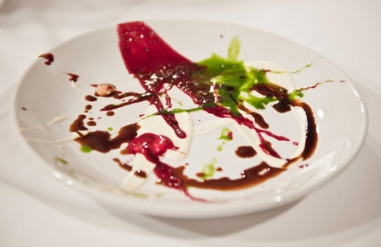 Galleria fotografica






Birreria è all'ultimo piano del palazzo che ospita Eataly, sotto le stelle di Manhattan








I cuochi della cena di Identità New York day 1: da sinistra, Gina De Palma, Mark Ladner, Massimo Bottura, Carlo Cracco, Mario Batali, Davide Scabin








I main sponsors di Identità New York danno il benvenuto agli ospiti della cena in Birreria: Grana Padano, Acqua Panna e S.Pellegrino, Lavazza, Mirafiore Fontanafredda e Monograno Felicetti








165 i coperti complessivi. La cena inizia con un aperitivo a base di Grana Padano Riserva oltre 24 mesi, Bruschetta con olio extravergine d’oliva Ceraudo e nei calici vino MO Mionetto Prosecco di Valdobbiadene Superiore Docg








Mark Ladner e Alex Pilas, head chef di Eataly








Duo Masterchefs: Carlo Cracco e Joe Bastianich








L'impiatto dell'Aragosta fredda con purè di pomodori, ravanelli serpente e zabaione di grano d’autunno di Batali








Da sinistra: Paolo Marchi, Mario Batali, il patron di Eataly Oscar Farinetti e Elisabetta Serraiotto, responsabile marketing e comunicazione di Grana Padano








In primo piano, Oscar Farinetti e l'assessore Franco D'Alfonso








Antipasto: Aragosta fredda con purè di pomodori, ravanelli serpente e zabaione di grano d’autunno di Batali








Matteo Monti, Davide Scabin e Alex Piras








Minestrone disidratato con spaghettone Felicetti di Davide Scabin








Carlo Cracco








Claudio Ceroni di Magenta Bureau e Massimo Bottura








Baccalà in salsa alla Vicentina di Carlo Cracco








Massimo Bottura





