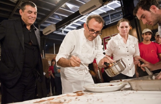 Galleria fotografica






Birreria è all'ultimo piano del palazzo che ospita Eataly, sotto le stelle di Manhattan








I cuochi della cena di Identità New York day 1: da sinistra, Gina De Palma, Mark Ladner, Massimo Bottura, Carlo Cracco, Mario Batali, Davide Scabin








I main sponsors di Identità New York danno il benvenuto agli ospiti della cena in Birreria: Grana Padano, Acqua Panna e S.Pellegrino, Lavazza, Mirafiore Fontanafredda e Monograno Felicetti








165 i coperti complessivi. La cena inizia con un aperitivo a base di Grana Padano Riserva oltre 24 mesi, Bruschetta con olio extravergine d’oliva Ceraudo e nei calici vino MO Mionetto Prosecco di Valdobbiadene Superiore Docg








Mark Ladner e Alex Pilas, head chef di Eataly








Duo Masterchefs: Carlo Cracco e Joe Bastianich








L'impiatto dell'Aragosta fredda con purè di pomodori, ravanelli serpente e zabaione di grano d’autunno di Batali








Da sinistra: Paolo Marchi, Mario Batali, il patron di Eataly Oscar Farinetti e Elisabetta Serraiotto, responsabile marketing e comunicazione di Grana Padano








In primo piano, Oscar Farinetti e l'assessore Franco D'Alfonso








Antipasto: Aragosta fredda con purè di pomodori, ravanelli serpente e zabaione di grano d’autunno di Batali








Matteo Monti, Davide Scabin e Alex Piras








Minestrone disidratato con spaghettone Felicetti di Davide Scabin








Carlo Cracco





