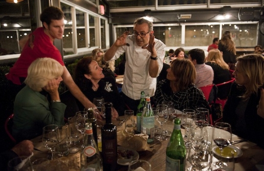 Galleria fotografica






Birreria è all'ultimo piano del palazzo che ospita Eataly, sotto le stelle di Manhattan








I cuochi della cena di Identità New York day 1: da sinistra, Gina De Palma, Mark Ladner, Massimo Bottura, Carlo Cracco, Mario Batali, Davide Scabin








I main sponsors di Identità New York danno il benvenuto agli ospiti della cena in Birreria: Grana Padano, Acqua Panna e S.Pellegrino, Lavazza, Mirafiore Fontanafredda e Monograno Felicetti








165 i coperti complessivi. La cena inizia con un aperitivo a base di Grana Padano Riserva oltre 24 mesi, Bruschetta con olio extravergine d’oliva Ceraudo e nei calici vino MO Mionetto Prosecco di Valdobbiadene Superiore Docg








Mark Ladner e Alex Pilas, head chef di Eataly








Duo Masterchefs: Carlo Cracco e Joe Bastianich








L'impiatto dell'Aragosta fredda con purè di pomodori, ravanelli serpente e zabaione di grano d’autunno di Batali








Da sinistra: Paolo Marchi, Mario Batali, il patron di Eataly Oscar Farinetti e Elisabetta Serraiotto, responsabile marketing e comunicazione di Grana Padano








In primo piano, Oscar Farinetti e l'assessore Franco D'Alfonso








Antipasto: Aragosta fredda con purè di pomodori, ravanelli serpente e zabaione di grano d’autunno di Batali








Matteo Monti, Davide Scabin e Alex Piras








Minestrone disidratato con spaghettone Felicetti di Davide Scabin








Carlo Cracco








Claudio Ceroni di Magenta Bureau e Massimo Bottura








Baccalà in salsa alla Vicentina di Carlo Cracco








Massimo Bottura








Spin Painted Veal, not grilled - filetto cotto nel carbone e olio affumicato di Massimo Bottura










