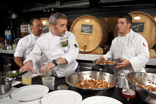 Galleria fotografica






Con Lidia Bastianich (al centro), i protagonisti della seconda e ultima cena di Identità New York, terza edizione: da sinistra, Antonio Guida, Pino Lavarra, Francesco Apreda, Fortunato Nicotra, Cesare Casella e Alex Pilas








I main sponsors di Identità New York danno il benvenuto agli ospiti della cena in Birreria: Grana Padano, Acqua Panna e S.Pellegrino, Lavazza, Mirafiore Fontanafredda e Monograno Felicetti








Domenico Della Salandra, Francesco Apreda, Antonio Guida, Alex Pilas e Oscar Farinetti








165 i coperti complessivi. La cena inizia con un aperitivo a base di Grana Padano Riserva oltre 24 mesi, Bruschetta con olio extravergine d’oliva Ceraudo e nei calici vino MO Mionetto Prosecco di Valdobbiadene Superiore Docg





