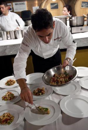 Galleria fotografica






Con Lidia Bastianich (al centro), i protagonisti della seconda e ultima cena di Identità New York, terza edizione: da sinistra, Antonio Guida, Pino Lavarra, Francesco Apreda, Fortunato Nicotra, Cesare Casella e Alex Pilas








I main sponsors di Identità New York danno il benvenuto agli ospiti della cena in Birreria: Grana Padano, Acqua Panna e S.Pellegrino, Lavazza, Mirafiore Fontanafredda e Monograno Felicetti








Domenico Della Salandra, Francesco Apreda, Antonio Guida, Alex Pilas e Oscar Farinetti








165 i coperti complessivi. La cena inizia con un aperitivo a base di Grana Padano Riserva oltre 24 mesi, Bruschetta con olio extravergine d’oliva Ceraudo e nei calici vino MO Mionetto Prosecco di Valdobbiadene Superiore Docg








A sinistra Fortunato Nicotra, al centro Cesare Casella








Paolo Marchi, Antonio Guida, Francesco Apreda





