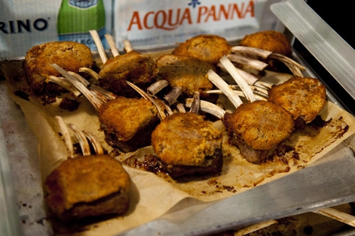 Galleria fotografica






Con Lidia Bastianich (al centro), i protagonisti della seconda e ultima cena di Identità New York, terza edizione: da sinistra, Antonio Guida, Pino Lavarra, Francesco Apreda, Fortunato Nicotra, Cesare Casella e Alex Pilas








I main sponsors di Identità New York danno il benvenuto agli ospiti della cena in Birreria: Grana Padano, Acqua Panna e S.Pellegrino, Lavazza, Mirafiore Fontanafredda e Monograno Felicetti








Domenico Della Salandra, Francesco Apreda, Antonio Guida, Alex Pilas e Oscar Farinetti








165 i coperti complessivi. La cena inizia con un aperitivo a base di Grana Padano Riserva oltre 24 mesi, Bruschetta con olio extravergine d’oliva Ceraudo e nei calici vino MO Mionetto Prosecco di Valdobbiadene Superiore Docg








A sinistra Fortunato Nicotra, al centro Cesare Casella








Paolo Marchi, Antonio Guida, Francesco Apreda








Domenico Della Salandra, assistente chef di Identità








L'Insalata di aragosta, fagioli toscani e caviale nero Calvisius di Cesare Casella








Il tocco di Calvisius








Cesare Casella








La Birreria di Eataly








Cesare Casella e Antonio Guida








Il Risotto mantecato alla puttanesca, sgombro marinato al cedro - riso Riserva San Massimo mantecato con passata di pomodoro bio Oilalà - e Grana Padano 9-16 mesi di Francesco Apreda








Francesco Apreda








Antonio Guida, Fortunato Nicotra e Cesare Casella








Nasello, brandade di baccala, salsa suprema al fegato del nasello, salsa shiso e caviale Calvisius di Antonio Guida










