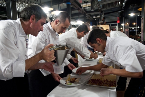 Galleria fotografica






Con Lidia Bastianich (al centro), i protagonisti della seconda e ultima cena di Identità New York, terza edizione: da sinistra, Antonio Guida, Pino Lavarra, Francesco Apreda, Fortunato Nicotra, Cesare Casella e Alex Pilas








I main sponsors di Identità New York danno il benvenuto agli ospiti della cena in Birreria: Grana Padano, Acqua Panna e S.Pellegrino, Lavazza, Mirafiore Fontanafredda e Monograno Felicetti








Domenico Della Salandra, Francesco Apreda, Antonio Guida, Alex Pilas e Oscar Farinetti








165 i coperti complessivi. La cena inizia con un aperitivo a base di Grana Padano Riserva oltre 24 mesi, Bruschetta con olio extravergine d’oliva Ceraudo e nei calici vino MO Mionetto Prosecco di Valdobbiadene Superiore Docg








A sinistra Fortunato Nicotra, al centro Cesare Casella








Paolo Marchi, Antonio Guida, Francesco Apreda








Domenico Della Salandra, assistente chef di Identità








L'Insalata di aragosta, fagioli toscani e caviale nero Calvisius di Cesare Casella








Il tocco di Calvisius








Cesare Casella








La Birreria di Eataly








Cesare Casella e Antonio Guida








Il Risotto mantecato alla puttanesca, sgombro marinato al cedro - riso Riserva San Massimo mantecato con passata di pomodoro bio Oilalà - e Grana Padano 9-16 mesi di Francesco Apreda








Francesco Apreda








Antonio Guida, Fortunato Nicotra e Cesare Casella








Nasello, brandade di baccala, salsa suprema al fegato del nasello, salsa shiso e caviale Calvisius di Antonio Guida













Costolette d'agnello, preludio al piatto di Pino Lavarra





