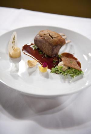 Galleria fotografica






Con Lidia Bastianich (al centro), i protagonisti della seconda e ultima cena di Identità New York, terza edizione: da sinistra, Antonio Guida, Pino Lavarra, Francesco Apreda, Fortunato Nicotra, Cesare Casella e Alex Pilas








I main sponsors di Identità New York danno il benvenuto agli ospiti della cena in Birreria: Grana Padano, Acqua Panna e S.Pellegrino, Lavazza, Mirafiore Fontanafredda e Monograno Felicetti








Domenico Della Salandra, Francesco Apreda, Antonio Guida, Alex Pilas e Oscar Farinetti








165 i coperti complessivi. La cena inizia con un aperitivo a base di Grana Padano Riserva oltre 24 mesi, Bruschetta con olio extravergine d’oliva Ceraudo e nei calici vino MO Mionetto Prosecco di Valdobbiadene Superiore Docg








A sinistra Fortunato Nicotra, al centro Cesare Casella








Paolo Marchi, Antonio Guida, Francesco Apreda








Domenico Della Salandra, assistente chef di Identità








L'Insalata di aragosta, fagioli toscani e caviale nero Calvisius di Cesare Casella








Il tocco di Calvisius








Cesare Casella








La Birreria di Eataly








Cesare Casella e Antonio Guida








Il Risotto mantecato alla puttanesca, sgombro marinato al cedro - riso Riserva San Massimo mantecato con passata di pomodoro bio Oilalà - e Grana Padano 9-16 mesi di Francesco Apreda








Francesco Apreda








Antonio Guida, Fortunato Nicotra e Cesare Casella








Nasello, brandade di baccala, salsa suprema al fegato del nasello, salsa shiso e caviale Calvisius di Antonio Guida













Costolette d'agnello, preludio al piatto di Pino Lavarra








A sinistra, Pino Lavarra e Francesco Apreda








Pino Lavarra e Francesco Apreda





