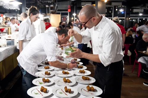 Galleria fotografica






Con Lidia Bastianich (al centro), i protagonisti della seconda e ultima cena di Identità New York, terza edizione: da sinistra, Antonio Guida, Pino Lavarra, Francesco Apreda, Fortunato Nicotra, Cesare Casella e Alex Pilas








I main sponsors di Identità New York danno il benvenuto agli ospiti della cena in Birreria: Grana Padano, Acqua Panna e S.Pellegrino, Lavazza, Mirafiore Fontanafredda e Monograno Felicetti








Domenico Della Salandra, Francesco Apreda, Antonio Guida, Alex Pilas e Oscar Farinetti








165 i coperti complessivi. La cena inizia con un aperitivo a base di Grana Padano Riserva oltre 24 mesi, Bruschetta con olio extravergine d’oliva Ceraudo e nei calici vino MO Mionetto Prosecco di Valdobbiadene Superiore Docg








A sinistra Fortunato Nicotra, al centro Cesare Casella








Paolo Marchi, Antonio Guida, Francesco Apreda








Domenico Della Salandra, assistente chef di Identità








L'Insalata di aragosta, fagioli toscani e caviale nero Calvisius di Cesare Casella








Il tocco di Calvisius








Cesare Casella








La Birreria di Eataly








Cesare Casella e Antonio Guida








Il Risotto mantecato alla puttanesca, sgombro marinato al cedro - riso Riserva San Massimo mantecato con passata di pomodoro bio Oilalà - e Grana Padano 9-16 mesi di Francesco Apreda








Francesco Apreda








Antonio Guida, Fortunato Nicotra e Cesare Casella








Nasello, brandade di baccala, salsa suprema al fegato del nasello, salsa shiso e caviale Calvisius di Antonio Guida













Costolette d'agnello, preludio al piatto di Pino Lavarra








A sinistra, Pino Lavarra e Francesco Apreda








Pino Lavarra e Francesco Apreda








L'Agnello in crosta di rosolio, cracker e terrina al popcorn di Pino Lavarra





