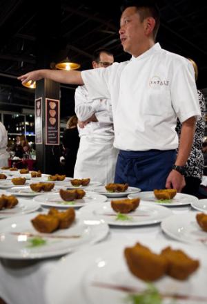 Galleria fotografica






Con Lidia Bastianich (al centro), i protagonisti della seconda e ultima cena di Identità New York, terza edizione: da sinistra, Antonio Guida, Pino Lavarra, Francesco Apreda, Fortunato Nicotra, Cesare Casella e Alex Pilas








I main sponsors di Identità New York danno il benvenuto agli ospiti della cena in Birreria: Grana Padano, Acqua Panna e S.Pellegrino, Lavazza, Mirafiore Fontanafredda e Monograno Felicetti








Domenico Della Salandra, Francesco Apreda, Antonio Guida, Alex Pilas e Oscar Farinetti








165 i coperti complessivi. La cena inizia con un aperitivo a base di Grana Padano Riserva oltre 24 mesi, Bruschetta con olio extravergine d’oliva Ceraudo e nei calici vino MO Mionetto Prosecco di Valdobbiadene Superiore Docg








A sinistra Fortunato Nicotra, al centro Cesare Casella








Paolo Marchi, Antonio Guida, Francesco Apreda








Domenico Della Salandra, assistente chef di Identità








L'Insalata di aragosta, fagioli toscani e caviale nero Calvisius di Cesare Casella








Il tocco di Calvisius








Cesare Casella








La Birreria di Eataly








Cesare Casella e Antonio Guida








Il Risotto mantecato alla puttanesca, sgombro marinato al cedro - riso Riserva San Massimo mantecato con passata di pomodoro bio Oilalà - e Grana Padano 9-16 mesi di Francesco Apreda








Francesco Apreda








Antonio Guida, Fortunato Nicotra e Cesare Casella








Nasello, brandade di baccala, salsa suprema al fegato del nasello, salsa shiso e caviale Calvisius di Antonio Guida













Costolette d'agnello, preludio al piatto di Pino Lavarra








A sinistra, Pino Lavarra e Francesco Apreda








Pino Lavarra e Francesco Apreda








L'Agnello in crosta di rosolio, cracker e terrina al popcorn di Pino Lavarra








Fortunato Nicotra e Alessandro Stefoni, sous chef di Francesco Apreda





