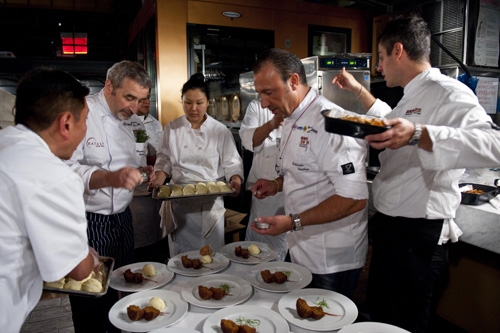 Galleria fotografica






Con Lidia Bastianich (al centro), i protagonisti della seconda e ultima cena di Identità New York, terza edizione: da sinistra, Antonio Guida, Pino Lavarra, Francesco Apreda, Fortunato Nicotra, Cesare Casella e Alex Pilas








I main sponsors di Identità New York danno il benvenuto agli ospiti della cena in Birreria: Grana Padano, Acqua Panna e S.Pellegrino, Lavazza, Mirafiore Fontanafredda e Monograno Felicetti








Domenico Della Salandra, Francesco Apreda, Antonio Guida, Alex Pilas e Oscar Farinetti








165 i coperti complessivi. La cena inizia con un aperitivo a base di Grana Padano Riserva oltre 24 mesi, Bruschetta con olio extravergine d’oliva Ceraudo e nei calici vino MO Mionetto Prosecco di Valdobbiadene Superiore Docg








A sinistra Fortunato Nicotra, al centro Cesare Casella








Paolo Marchi, Antonio Guida, Francesco Apreda








Domenico Della Salandra, assistente chef di Identità








L'Insalata di aragosta, fagioli toscani e caviale nero Calvisius di Cesare Casella








Il tocco di Calvisius








Cesare Casella








La Birreria di Eataly








Cesare Casella e Antonio Guida








Il Risotto mantecato alla puttanesca, sgombro marinato al cedro - riso Riserva San Massimo mantecato con passata di pomodoro bio Oilalà - e Grana Padano 9-16 mesi di Francesco Apreda








Francesco Apreda








Antonio Guida, Fortunato Nicotra e Cesare Casella








Nasello, brandade di baccala, salsa suprema al fegato del nasello, salsa shiso e caviale Calvisius di Antonio Guida













Costolette d'agnello, preludio al piatto di Pino Lavarra








A sinistra, Pino Lavarra e Francesco Apreda








Pino Lavarra e Francesco Apreda








L'Agnello in crosta di rosolio, cracker e terrina al popcorn di Pino Lavarra








Fortunato Nicotra e Alessandro Stefoni, sous chef di Francesco Apreda








Alex Pilas








Apreda, Guida, Bastianich e Lavarra





