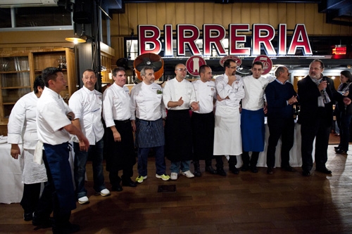 Galleria fotografica






Con Lidia Bastianich (al centro), i protagonisti della seconda e ultima cena di Identità New York, terza edizione: da sinistra, Antonio Guida, Pino Lavarra, Francesco Apreda, Fortunato Nicotra, Cesare Casella e Alex Pilas








I main sponsors di Identità New York danno il benvenuto agli ospiti della cena in Birreria: Grana Padano, Acqua Panna e S.Pellegrino, Lavazza, Mirafiore Fontanafredda e Monograno Felicetti








Domenico Della Salandra, Francesco Apreda, Antonio Guida, Alex Pilas e Oscar Farinetti








165 i coperti complessivi. La cena inizia con un aperitivo a base di Grana Padano Riserva oltre 24 mesi, Bruschetta con olio extravergine d’oliva Ceraudo e nei calici vino MO Mionetto Prosecco di Valdobbiadene Superiore Docg








A sinistra Fortunato Nicotra, al centro Cesare Casella








Paolo Marchi, Antonio Guida, Francesco Apreda








Domenico Della Salandra, assistente chef di Identità








L'Insalata di aragosta, fagioli toscani e caviale nero Calvisius di Cesare Casella








Il tocco di Calvisius








Cesare Casella








La Birreria di Eataly








Cesare Casella e Antonio Guida








Il Risotto mantecato alla puttanesca, sgombro marinato al cedro - riso Riserva San Massimo mantecato con passata di pomodoro bio Oilalà - e Grana Padano 9-16 mesi di Francesco Apreda








Francesco Apreda








Antonio Guida, Fortunato Nicotra e Cesare Casella








Nasello, brandade di baccala, salsa suprema al fegato del nasello, salsa shiso e caviale Calvisius di Antonio Guida













Costolette d'agnello, preludio al piatto di Pino Lavarra








A sinistra, Pino Lavarra e Francesco Apreda








Pino Lavarra e Francesco Apreda








L'Agnello in crosta di rosolio, cracker e terrina al popcorn di Pino Lavarra








Fortunato Nicotra e Alessandro Stefoni, sous chef di Francesco Apreda








Alex Pilas








Apreda, Guida, Bastianich e Lavarra








Finitura del dessert...








Il Tortino di castagne e carote con gelato al polline di finocchio selvatico e riduzione di vin brûlée di Fortunato Nicotra





