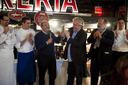 Galleria fotografica






Con Lidia Bastianich (al centro), i protagonisti della seconda e ultima cena di Identità New York, terza edizione: da sinistra, Antonio Guida, Pino Lavarra, Francesco Apreda, Fortunato Nicotra, Cesare Casella e Alex Pilas








I main sponsors di Identità New York danno il benvenuto agli ospiti della cena in Birreria: Grana Padano, Acqua Panna e S.Pellegrino, Lavazza, Mirafiore Fontanafredda e Monograno Felicetti








Domenico Della Salandra, Francesco Apreda, Antonio Guida, Alex Pilas e Oscar Farinetti








165 i coperti complessivi. La cena inizia con un aperitivo a base di Grana Padano Riserva oltre 24 mesi, Bruschetta con olio extravergine d’oliva Ceraudo e nei calici vino MO Mionetto Prosecco di Valdobbiadene Superiore Docg








A sinistra Fortunato Nicotra, al centro Cesare Casella








Paolo Marchi, Antonio Guida, Francesco Apreda








Domenico Della Salandra, assistente chef di Identità








L'Insalata di aragosta, fagioli toscani e caviale nero Calvisius di Cesare Casella








Il tocco di Calvisius








Cesare Casella








La Birreria di Eataly








Cesare Casella e Antonio Guida








Il Risotto mantecato alla puttanesca, sgombro marinato al cedro - riso Riserva San Massimo mantecato con passata di pomodoro bio Oilalà - e Grana Padano 9-16 mesi di Francesco Apreda








Francesco Apreda








Antonio Guida, Fortunato Nicotra e Cesare Casella








Nasello, brandade di baccala, salsa suprema al fegato del nasello, salsa shiso e caviale Calvisius di Antonio Guida













Costolette d'agnello, preludio al piatto di Pino Lavarra








A sinistra, Pino Lavarra e Francesco Apreda








Pino Lavarra e Francesco Apreda








L'Agnello in crosta di rosolio, cracker e terrina al popcorn di Pino Lavarra








Fortunato Nicotra e Alessandro Stefoni, sous chef di Francesco Apreda








Alex Pilas








Apreda, Guida, Bastianich e Lavarra








Finitura del dessert...








Il Tortino di castagne e carote con gelato al polline di finocchio selvatico e riduzione di vin brûlée di Fortunato Nicotra








Foto di gruppo finale





