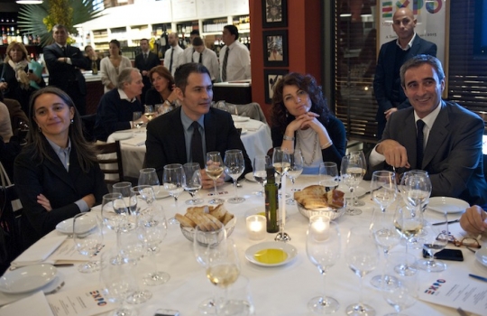 Galleria fotograficaIn primo piano a destra l'ad di Expo 2015, Giuseppe Sala. Al tavolo con lui, c'erano&nbsp;Stefano Gatti della direzione Affari Internazionali di&nbsp;Expo, Maria Sacconi di Alitalia, Renato Bassi del&nbsp;Monte dei Paschi di Siena, il&nbsp;Console Generale d&rsquo;Italia a New York&nbsp;Natalia Quintavalle,&nbsp;Dorothy Hamilton dell'International Culinary Center, il presidente di Alma Enzo Malanca, Mitchell Davis di&nbsp;James Beard Foundation e&nbsp;Massimiliano Cattozzi di Intesa San Paolo