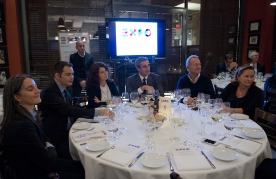 Galleria fotograficaIn primo piano a destra l'ad di Expo 2015, Giuseppe Sala. Al tavolo con lui, c'erano&nbsp;Stefano Gatti della direzione Affari Internazionali di&nbsp;Expo, Maria Sacconi di Alitalia, Renato Bassi del&nbsp;Monte dei Paschi di Siena, il&nbsp;Console Generale d&rsquo;Italia a New York&nbsp;Natalia Quintavalle,&nbsp;Dorothy Hamilton dell'International Culinary Center, il presidente di Alma Enzo Malanca, Mitchell Davis di&nbsp;James Beard Foundation e&nbsp;Massimiliano Cattozzi di Intesa San PaoloDa sinsitra, Vittoria Beria, relazioni internazionali Expo 2015; Antonio Lucarelli, dell'Italian Trade Commission New York, Elisabetta Serraiotto del Consorzio Grana Padano e&nbsp;Riccardo Felicetti, presidente Unione pastai italiani