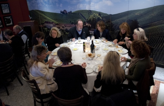 Galleria fotograficaIn primo piano a destra l'ad di Expo 2015, Giuseppe Sala. Al tavolo con lui, c'erano&nbsp;Stefano Gatti della direzione Affari Internazionali di&nbsp;Expo, Maria Sacconi di Alitalia, Renato Bassi del&nbsp;Monte dei Paschi di Siena, il&nbsp;Console Generale d&rsquo;Italia a New York&nbsp;Natalia Quintavalle,&nbsp;Dorothy Hamilton dell'International Culinary Center, il presidente di Alma Enzo Malanca, Mitchell Davis di&nbsp;James Beard Foundation e&nbsp;Massimiliano Cattozzi di Intesa San PaoloDa sinsitra, Vittoria Beria, relazioni internazionali Expo 2015; Antonio Lucarelli, dell'Italian Trade Commission New York, Elisabetta Serraiotto del Consorzio Grana Padano e&nbsp;Riccardo Felicetti, presidente Unione pastai italianiSecondo da destra,  Clement Vachon,&nbsp;relazioni, eventi e comunicazione S.PellegrinoAl tavolo con l'assessore alle Attivit&agrave; produttive del Comune di Milano Franco D'Alfonso, Chiara Lamera,&nbsp;relazioni internazionali&nbsp;Expo Milano 2015 &nbsp;e i giornalisti Julia Della Croce del New York Times e Washington Post;&nbsp;Sharon Kapnick di Time e Food & Wine,&nbsp;Charles e Michelle Scicolone, di I-Italy,&nbsp;Bon Appetit e Food & Wine e Carla Frank di&nbsp;Cooking LightCon Alfredo Zini,&nbsp;vicepresidente Fipe, al centro, anche Ajai e Michelle Zecha di Aman Resorts, Carlo Tunioli presidente di Benetton Usa, Sabato Sorrentino del Consolato generale d'Italia a New York e il vicepresidente di&nbsp;Italian Business and Investment Initiative Gianluca Galletto