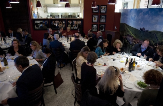 Galleria fotograficaIn primo piano a destra l'ad di Expo 2015, Giuseppe Sala. Al tavolo con lui, c'erano&nbsp;Stefano Gatti della direzione Affari Internazionali di&nbsp;Expo, Maria Sacconi di Alitalia, Renato Bassi del&nbsp;Monte dei Paschi di Siena, il&nbsp;Console Generale d&rsquo;Italia a New York&nbsp;Natalia Quintavalle,&nbsp;Dorothy Hamilton dell'International Culinary Center, il presidente di Alma Enzo Malanca, Mitchell Davis di&nbsp;James Beard Foundation e&nbsp;Massimiliano Cattozzi di Intesa San PaoloDa sinsitra, Vittoria Beria, relazioni internazionali Expo 2015; Antonio Lucarelli, dell'Italian Trade Commission New York, Elisabetta Serraiotto del Consorzio Grana Padano e&nbsp;Riccardo Felicetti, presidente Unione pastai italianiSecondo da destra,  Clement Vachon,&nbsp;relazioni, eventi e comunicazione S.PellegrinoAl tavolo con l'assessore alle Attivit&agrave; produttive del Comune di Milano Franco D'Alfonso, Chiara Lamera,&nbsp;relazioni internazionali&nbsp;Expo Milano 2015 &nbsp;e i giornalisti Julia Della Croce del New York Times e Washington Post;&nbsp;Sharon Kapnick di Time e Food & Wine,&nbsp;Charles e Michelle Scicolone, di I-Italy,&nbsp;Bon Appetit e Food & Wine e Carla Frank di&nbsp;Cooking LightCon Alfredo Zini,&nbsp;vicepresidente Fipe, al centro, anche Ajai e Michelle Zecha di Aman Resorts, Carlo Tunioli presidente di Benetton Usa, Sabato Sorrentino del Consolato generale d'Italia a New York e il vicepresidente di&nbsp;Italian Business and Investment Initiative Gianluca GallettoCon Paolo e Luisa Marchi di Identit&agrave; Golose, Marina Gillespie di Expo Milano 2015, Sarah Murray del Financial Times,&nbsp;Barbara Mathias di&nbsp;Food Arts magazine,&nbsp;Laurie Werner di Forbes,&nbsp;Sylvie Bigar del New York Times e&nbsp;Francine Segan di NYT e Food Arts
&nbsp;Da sinistra, Sara Peirone di Lavazza, Paola Jovinelli e Claudio Ceroni di MagentaBureau e&nbsp;Vittoria Beria, Expo Milano 2015Massimo Bottura, chef dell'Osteria Francescana di Modena e Oscar Farinetti, patron di Eataly