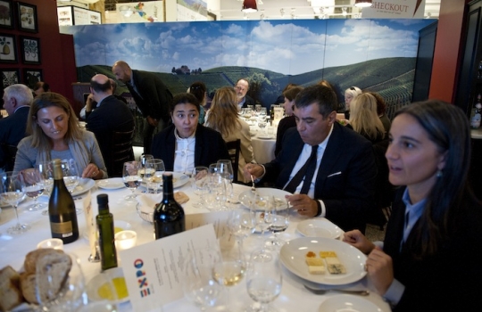 Galleria fotograficaIn primo piano a destra l'ad di Expo 2015, Giuseppe Sala. Al tavolo con lui, c'erano&nbsp;Stefano Gatti della direzione Affari Internazionali di&nbsp;Expo, Maria Sacconi di Alitalia, Renato Bassi del&nbsp;Monte dei Paschi di Siena, il&nbsp;Console Generale d&rsquo;Italia a New York&nbsp;Natalia Quintavalle,&nbsp;Dorothy Hamilton dell'International Culinary Center, il presidente di Alma Enzo Malanca, Mitchell Davis di&nbsp;James Beard Foundation e&nbsp;Massimiliano Cattozzi di Intesa San PaoloDa sinsitra, Vittoria Beria, relazioni internazionali Expo 2015; Antonio Lucarelli, dell'Italian Trade Commission New York, Elisabetta Serraiotto del Consorzio Grana Padano e&nbsp;Riccardo Felicetti, presidente Unione pastai italianiSecondo da destra,  Clement Vachon,&nbsp;relazioni, eventi e comunicazione S.PellegrinoAl tavolo con l'assessore alle Attivit&agrave; produttive del Comune di Milano Franco D'Alfonso, Chiara Lamera,&nbsp;relazioni internazionali&nbsp;Expo Milano 2015 &nbsp;e i giornalisti Julia Della Croce del New York Times e Washington Post;&nbsp;Sharon Kapnick di Time e Food & Wine,&nbsp;Charles e Michelle Scicolone, di I-Italy,&nbsp;Bon Appetit e Food & Wine e Carla Frank di&nbsp;Cooking LightCon Alfredo Zini,&nbsp;vicepresidente Fipe, al centro, anche Ajai e Michelle Zecha di Aman Resorts, Carlo Tunioli presidente di Benetton Usa, Sabato Sorrentino del Consolato generale d'Italia a New York e il vicepresidente di&nbsp;Italian Business and Investment Initiative Gianluca GallettoCon Paolo e Luisa Marchi di Identit&agrave; Golose, Marina Gillespie di Expo Milano 2015, Sarah Murray del Financial Times,&nbsp;Barbara Mathias di&nbsp;Food Arts magazine,&nbsp;Laurie Werner di Forbes,&nbsp;Sylvie Bigar del New York Times e&nbsp;Francine Segan di NYT e Food Arts
&nbsp;