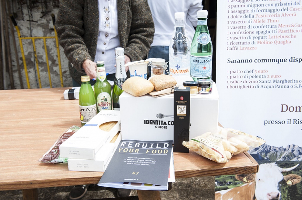 Galleria fotografica






Le squadre del Brite de Larieto, teatro del picnic di Identità Cortina, e quella della Francescana di Massimo Bottura assieme. Al centro, oltre al cuoco modenese, si riconoscono Riccardo Gaspari e Ludovica Rubbini, co-organizzatori della splendida due giorni ampezzana








Massimo Bottura smista i suoi incredibili tortelli modenesi con panna freschissima di burro d'alpeggio, arrivata la mattina








Mauro Brun e Bruno Rebuffi della macelleria Annunciata di Milano...








... e la loro Tartare di fassona piemontese con dressing di ciliegie, concepita assieme a Cesare Battisti, chef del Ratanà








Alessandro Gilmozzi del Molin di Cavalese...








...autore di una straordinaria insalata di Eliche Matt Felicetti con extravergine, erbe e fiori di montagna








Gigi Dariz prepapra la sua Polenta ai funghi porcini all'erba cipollina













Il Salmerino di Preore, orzo tostato, carote, albicocche e crescione di Alfio Ghezzi








Il padrone di casa Riccardo Gaspari conversa con la giornalista Giorgia Cannarella








La pancetta di Gaspari, poi associata a purè di fave e salsa al marsala








I plum cake di Massimo Alverà della Pasticceria Alverà di Cortina








Il dolce di Alessandro Favrin, chef de La Corte del Lampone, nel Resort Rosapetra di Cortina D'Ampezzo








Al centro, Alessandro Favrin e Massimo Alverà








Domenico Della Salandra e lo staff del Brite de Larieto








Picnic bucolico










