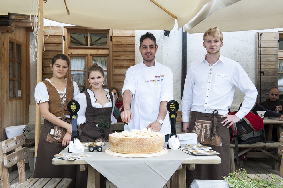 Galleria fotografica






Le squadre del Brite de Larieto, teatro del picnic di Identità Cortina, e quella della Francescana di Massimo Bottura assieme. Al centro, oltre al cuoco modenese, si riconoscono Riccardo Gaspari e Ludovica Rubbini, co-organizzatori della splendida due giorni ampezzana








Massimo Bottura smista i suoi incredibili tortelli modenesi con panna freschissima di burro d'alpeggio, arrivata la mattina








Mauro Brun e Bruno Rebuffi della macelleria Annunciata di Milano...








... e la loro Tartare di fassona piemontese con dressing di ciliegie, concepita assieme a Cesare Battisti, chef del Ratanà








Alessandro Gilmozzi del Molin di Cavalese...








...autore di una straordinaria insalata di Eliche Matt Felicetti con extravergine, erbe e fiori di montagna








Gigi Dariz prepapra la sua Polenta ai funghi porcini all'erba cipollina













Il Salmerino di Preore, orzo tostato, carote, albicocche e crescione di Alfio Ghezzi








Il padrone di casa Riccardo Gaspari conversa con la giornalista Giorgia Cannarella








La pancetta di Gaspari, poi associata a purè di fave e salsa al marsala








I plum cake di Massimo Alverà della Pasticceria Alverà di Cortina








Il dolce di Alessandro Favrin, chef de La Corte del Lampone, nel Resort Rosapetra di Cortina D'Ampezzo








Al centro, Alessandro Favrin e Massimo Alverà





