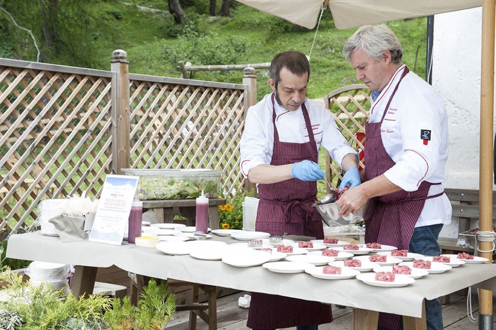 Galleria fotografica






Le squadre del Brite de Larieto, teatro del picnic di Identità Cortina, e quella della Francescana di Massimo Bottura assieme. Al centro, oltre al cuoco modenese, si riconoscono Riccardo Gaspari e Ludovica Rubbini, co-organizzatori della splendida due giorni ampezzana








Massimo Bottura smista i suoi incredibili tortelli modenesi con panna freschissima di burro d'alpeggio, arrivata la mattina





