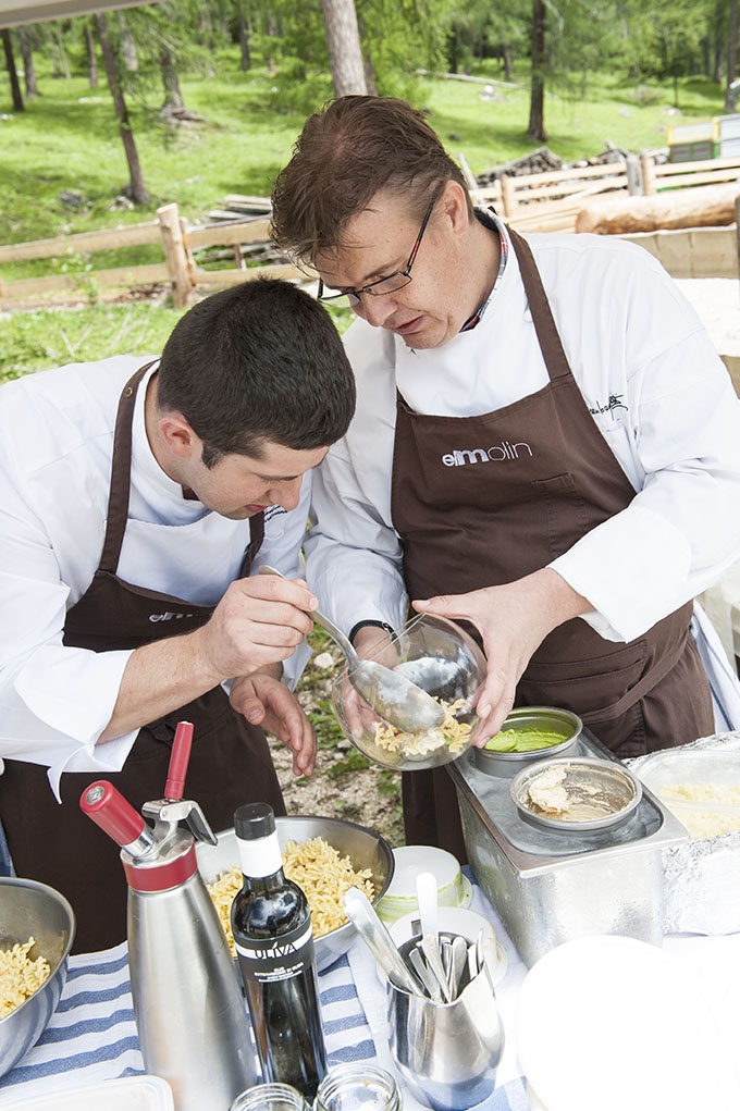 Galleria fotografica






Le squadre del Brite de Larieto, teatro del picnic di Identità Cortina, e quella della Francescana di Massimo Bottura assieme. Al centro, oltre al cuoco modenese, si riconoscono Riccardo Gaspari e Ludovica Rubbini, co-organizzatori della splendida due giorni ampezzana








Massimo Bottura smista i suoi incredibili tortelli modenesi con panna freschissima di burro d'alpeggio, arrivata la mattina








Mauro Brun e Bruno Rebuffi della macelleria Annunciata di Milano...








... e la loro Tartare di fassona piemontese con dressing di ciliegie, concepita assieme a Cesare Battisti, chef del Ratanà





