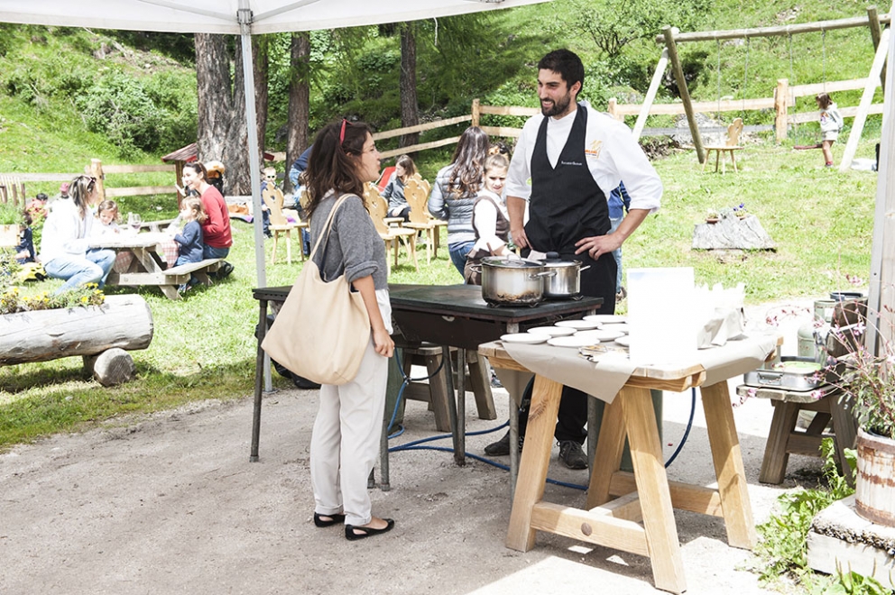 Galleria fotografica






Le squadre del Brite de Larieto, teatro del picnic di Identità Cortina, e quella della Francescana di Massimo Bottura assieme. Al centro, oltre al cuoco modenese, si riconoscono Riccardo Gaspari e Ludovica Rubbini, co-organizzatori della splendida due giorni ampezzana








Massimo Bottura smista i suoi incredibili tortelli modenesi con panna freschissima di burro d'alpeggio, arrivata la mattina








Mauro Brun e Bruno Rebuffi della macelleria Annunciata di Milano...








... e la loro Tartare di fassona piemontese con dressing di ciliegie, concepita assieme a Cesare Battisti, chef del Ratanà








Alessandro Gilmozzi del Molin di Cavalese...








...autore di una straordinaria insalata di Eliche Matt Felicetti con extravergine, erbe e fiori di montagna








Gigi Dariz prepapra la sua Polenta ai funghi porcini all'erba cipollina













Il Salmerino di Preore, orzo tostato, carote, albicocche e crescione di Alfio Ghezzi





