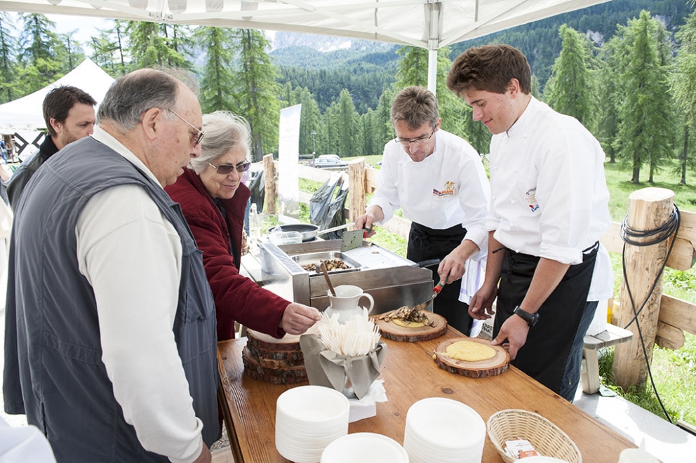 Galleria fotografica






Le squadre del Brite de Larieto, teatro del picnic di Identità Cortina, e quella della Francescana di Massimo Bottura assieme. Al centro, oltre al cuoco modenese, si riconoscono Riccardo Gaspari e Ludovica Rubbini, co-organizzatori della splendida due giorni ampezzana








Massimo Bottura smista i suoi incredibili tortelli modenesi con panna freschissima di burro d'alpeggio, arrivata la mattina








Mauro Brun e Bruno Rebuffi della macelleria Annunciata di Milano...








... e la loro Tartare di fassona piemontese con dressing di ciliegie, concepita assieme a Cesare Battisti, chef del Ratanà








Alessandro Gilmozzi del Molin di Cavalese...








...autore di una straordinaria insalata di Eliche Matt Felicetti con extravergine, erbe e fiori di montagna





