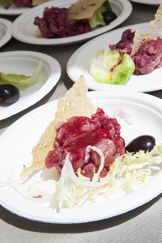 Galleria fotografica






Le squadre del Brite de Larieto, teatro del picnic di Identità Cortina, e quella della Francescana di Massimo Bottura assieme. Al centro, oltre al cuoco modenese, si riconoscono Riccardo Gaspari e Ludovica Rubbini, co-organizzatori della splendida due giorni ampezzana








Massimo Bottura smista i suoi incredibili tortelli modenesi con panna freschissima di burro d'alpeggio, arrivata la mattina








Mauro Brun e Bruno Rebuffi della macelleria Annunciata di Milano...





