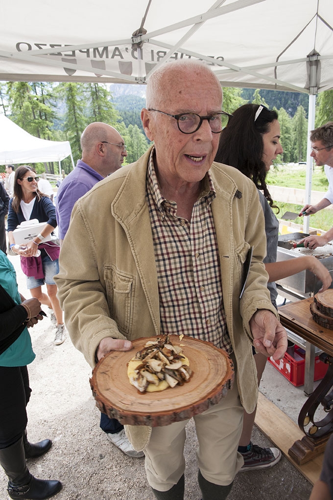 Galleria fotografica






Le squadre del Brite de Larieto, teatro del picnic di Identità Cortina, e quella della Francescana di Massimo Bottura assieme. Al centro, oltre al cuoco modenese, si riconoscono Riccardo Gaspari e Ludovica Rubbini, co-organizzatori della splendida due giorni ampezzana








Massimo Bottura smista i suoi incredibili tortelli modenesi con panna freschissima di burro d'alpeggio, arrivata la mattina








Mauro Brun e Bruno Rebuffi della macelleria Annunciata di Milano...








... e la loro Tartare di fassona piemontese con dressing di ciliegie, concepita assieme a Cesare Battisti, chef del Ratanà








Alessandro Gilmozzi del Molin di Cavalese...








...autore di una straordinaria insalata di Eliche Matt Felicetti con extravergine, erbe e fiori di montagna








Gigi Dariz prepapra la sua Polenta ai funghi porcini all'erba cipollina













Il Salmerino di Preore, orzo tostato, carote, albicocche e crescione di Alfio Ghezzi








Il padrone di casa Riccardo Gaspari conversa con la giornalista Giorgia Cannarella








La pancetta di Gaspari, poi associata a purè di fave e salsa al marsala








I plum cake di Massimo Alverà della Pasticceria Alverà di Cortina








Il dolce di Alessandro Favrin, chef de La Corte del Lampone, nel Resort Rosapetra di Cortina D'Ampezzo








Al centro, Alessandro Favrin e Massimo Alverà








Domenico Della Salandra e lo staff del Brite de Larieto








Picnic bucolico


















I vini di Kettmeir, cantina del gruppo Santa Margherita





