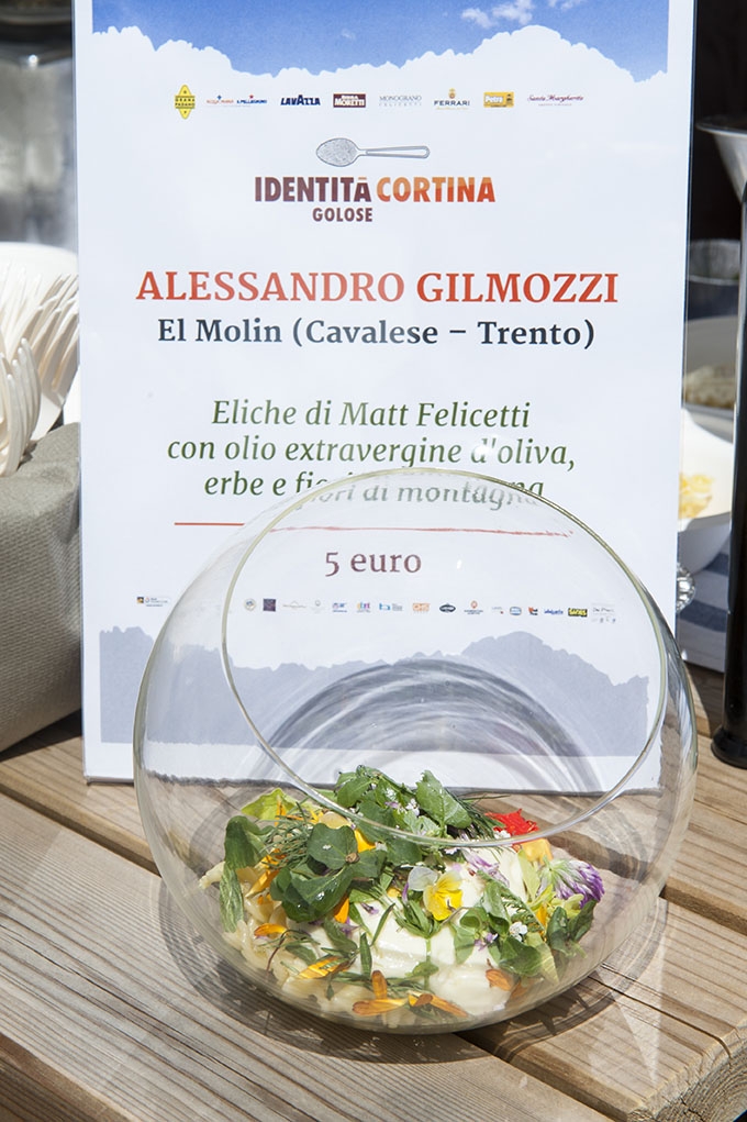 Galleria fotografica






Le squadre del Brite de Larieto, teatro del picnic di Identità Cortina, e quella della Francescana di Massimo Bottura assieme. Al centro, oltre al cuoco modenese, si riconoscono Riccardo Gaspari e Ludovica Rubbini, co-organizzatori della splendida due giorni ampezzana








Massimo Bottura smista i suoi incredibili tortelli modenesi con panna freschissima di burro d'alpeggio, arrivata la mattina








Mauro Brun e Bruno Rebuffi della macelleria Annunciata di Milano...








... e la loro Tartare di fassona piemontese con dressing di ciliegie, concepita assieme a Cesare Battisti, chef del Ratanà








Alessandro Gilmozzi del Molin di Cavalese...





