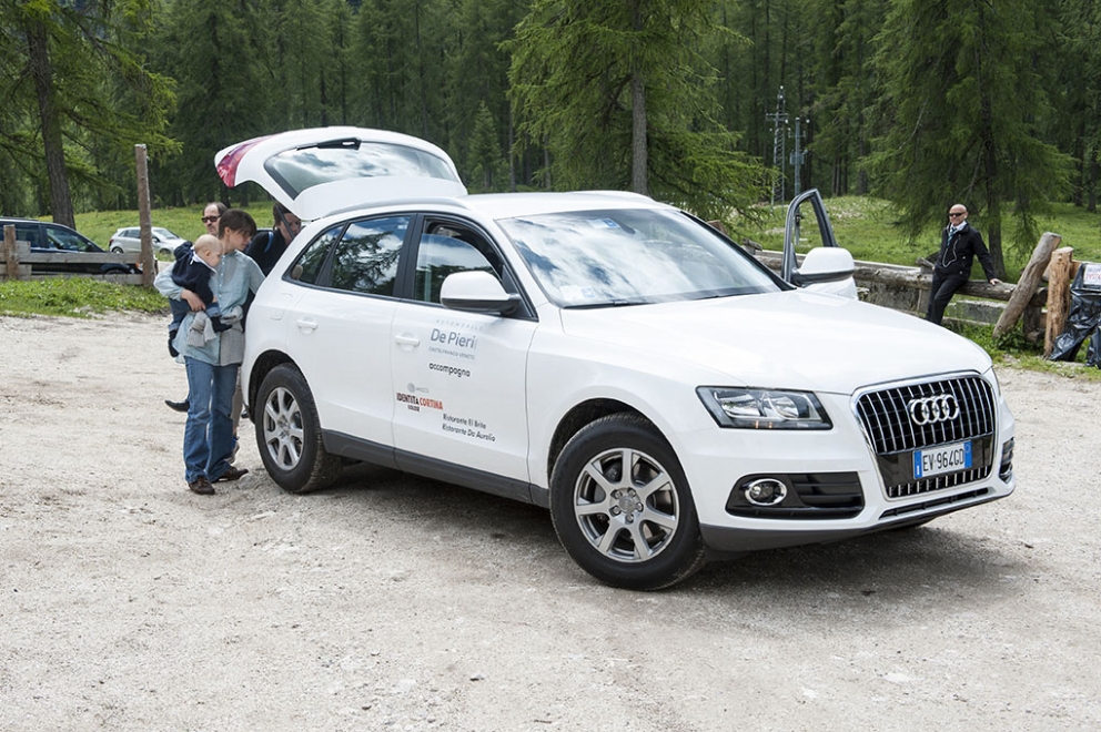 Galleria fotografica






Le squadre del Brite de Larieto, teatro del picnic di Identità Cortina, e quella della Francescana di Massimo Bottura assieme. Al centro, oltre al cuoco modenese, si riconoscono Riccardo Gaspari e Ludovica Rubbini, co-organizzatori della splendida due giorni ampezzana








Massimo Bottura smista i suoi incredibili tortelli modenesi con panna freschissima di burro d'alpeggio, arrivata la mattina








Mauro Brun e Bruno Rebuffi della macelleria Annunciata di Milano...








... e la loro Tartare di fassona piemontese con dressing di ciliegie, concepita assieme a Cesare Battisti, chef del Ratanà








Alessandro Gilmozzi del Molin di Cavalese...








...autore di una straordinaria insalata di Eliche Matt Felicetti con extravergine, erbe e fiori di montagna








Gigi Dariz prepapra la sua Polenta ai funghi porcini all'erba cipollina













Il Salmerino di Preore, orzo tostato, carote, albicocche e crescione di Alfio Ghezzi








Il padrone di casa Riccardo Gaspari conversa con la giornalista Giorgia Cannarella








La pancetta di Gaspari, poi associata a purè di fave e salsa al marsala








I plum cake di Massimo Alverà della Pasticceria Alverà di Cortina








Il dolce di Alessandro Favrin, chef de La Corte del Lampone, nel Resort Rosapetra di Cortina D'Ampezzo








Al centro, Alessandro Favrin e Massimo Alverà








Domenico Della Salandra e lo staff del Brite de Larieto








Picnic bucolico


















I vini di Kettmeir, cantina del gruppo Santa Margherita










