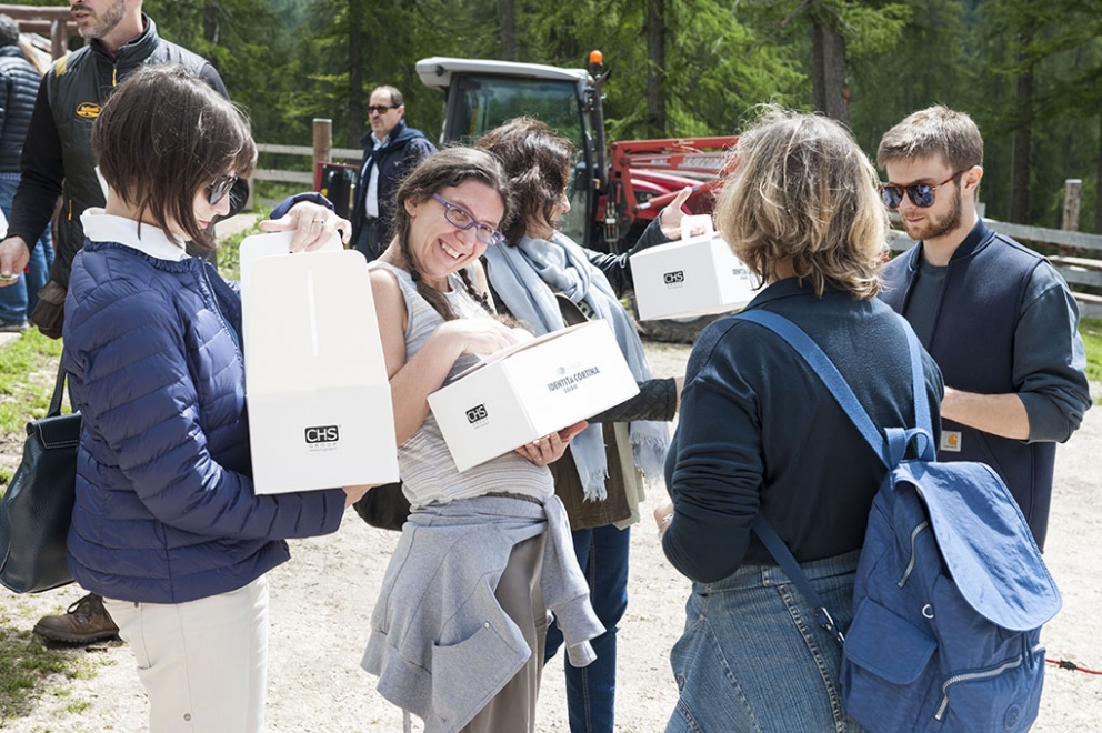 Galleria fotografica






Le squadre del Brite de Larieto, teatro del picnic di Identità Cortina, e quella della Francescana di Massimo Bottura assieme. Al centro, oltre al cuoco modenese, si riconoscono Riccardo Gaspari e Ludovica Rubbini, co-organizzatori della splendida due giorni ampezzana








Massimo Bottura smista i suoi incredibili tortelli modenesi con panna freschissima di burro d'alpeggio, arrivata la mattina








Mauro Brun e Bruno Rebuffi della macelleria Annunciata di Milano...








... e la loro Tartare di fassona piemontese con dressing di ciliegie, concepita assieme a Cesare Battisti, chef del Ratanà








Alessandro Gilmozzi del Molin di Cavalese...








...autore di una straordinaria insalata di Eliche Matt Felicetti con extravergine, erbe e fiori di montagna








Gigi Dariz prepapra la sua Polenta ai funghi porcini all'erba cipollina













Il Salmerino di Preore, orzo tostato, carote, albicocche e crescione di Alfio Ghezzi








Il padrone di casa Riccardo Gaspari conversa con la giornalista Giorgia Cannarella








La pancetta di Gaspari, poi associata a purè di fave e salsa al marsala








I plum cake di Massimo Alverà della Pasticceria Alverà di Cortina








Il dolce di Alessandro Favrin, chef de La Corte del Lampone, nel Resort Rosapetra di Cortina D'Ampezzo








Al centro, Alessandro Favrin e Massimo Alverà








Domenico Della Salandra e lo staff del Brite de Larieto








Picnic bucolico


















I vini di Kettmeir, cantina del gruppo Santa Margherita













Audi, le vetture ufficiali di Identità Cortina





