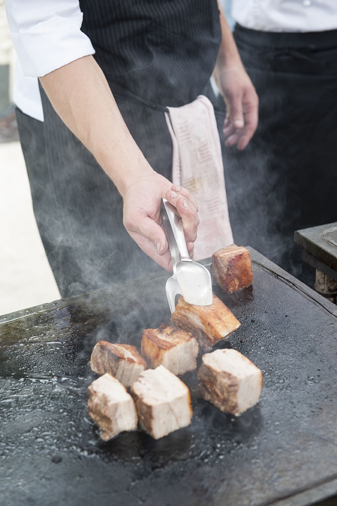 Galleria fotografica






Le squadre del Brite de Larieto, teatro del picnic di Identità Cortina, e quella della Francescana di Massimo Bottura assieme. Al centro, oltre al cuoco modenese, si riconoscono Riccardo Gaspari e Ludovica Rubbini, co-organizzatori della splendida due giorni ampezzana








Massimo Bottura smista i suoi incredibili tortelli modenesi con panna freschissima di burro d'alpeggio, arrivata la mattina








Mauro Brun e Bruno Rebuffi della macelleria Annunciata di Milano...








... e la loro Tartare di fassona piemontese con dressing di ciliegie, concepita assieme a Cesare Battisti, chef del Ratanà








Alessandro Gilmozzi del Molin di Cavalese...








...autore di una straordinaria insalata di Eliche Matt Felicetti con extravergine, erbe e fiori di montagna








Gigi Dariz prepapra la sua Polenta ai funghi porcini all'erba cipollina













Il Salmerino di Preore, orzo tostato, carote, albicocche e crescione di Alfio Ghezzi








Il padrone di casa Riccardo Gaspari conversa con la giornalista Giorgia Cannarella





