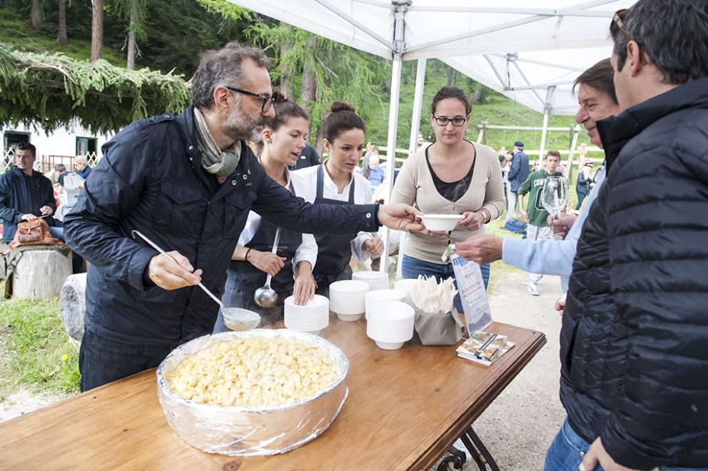 Galleria fotografica






Le squadre del Brite de Larieto, teatro del picnic di Identità Cortina, e quella della Francescana di Massimo Bottura assieme. Al centro, oltre al cuoco modenese, si riconoscono Riccardo Gaspari e Ludovica Rubbini, co-organizzatori della splendida due giorni ampezzana





