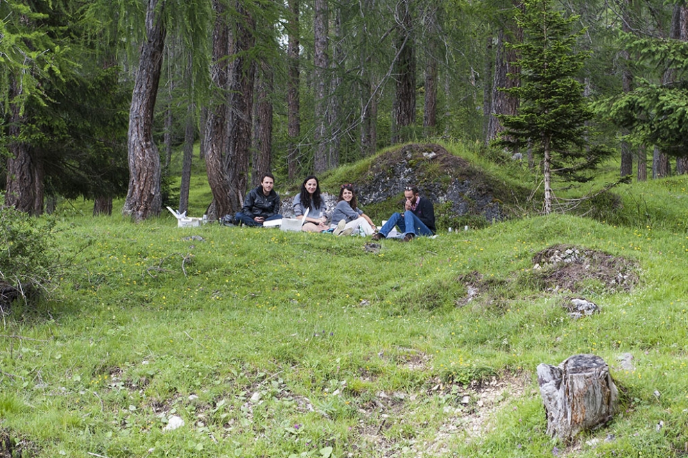 Galleria fotografica






Le squadre del Brite de Larieto, teatro del picnic di Identità Cortina, e quella della Francescana di Massimo Bottura assieme. Al centro, oltre al cuoco modenese, si riconoscono Riccardo Gaspari e Ludovica Rubbini, co-organizzatori della splendida due giorni ampezzana








Massimo Bottura smista i suoi incredibili tortelli modenesi con panna freschissima di burro d'alpeggio, arrivata la mattina








Mauro Brun e Bruno Rebuffi della macelleria Annunciata di Milano...








... e la loro Tartare di fassona piemontese con dressing di ciliegie, concepita assieme a Cesare Battisti, chef del Ratanà








Alessandro Gilmozzi del Molin di Cavalese...








...autore di una straordinaria insalata di Eliche Matt Felicetti con extravergine, erbe e fiori di montagna








Gigi Dariz prepapra la sua Polenta ai funghi porcini all'erba cipollina













Il Salmerino di Preore, orzo tostato, carote, albicocche e crescione di Alfio Ghezzi








Il padrone di casa Riccardo Gaspari conversa con la giornalista Giorgia Cannarella








La pancetta di Gaspari, poi associata a purè di fave e salsa al marsala








I plum cake di Massimo Alverà della Pasticceria Alverà di Cortina








Il dolce di Alessandro Favrin, chef de La Corte del Lampone, nel Resort Rosapetra di Cortina D'Ampezzo








Al centro, Alessandro Favrin e Massimo Alverà








Domenico Della Salandra e lo staff del Brite de Larieto





